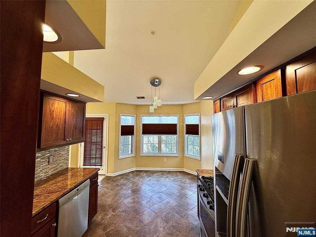 884 Somerset Ct - Photo 7 of 18