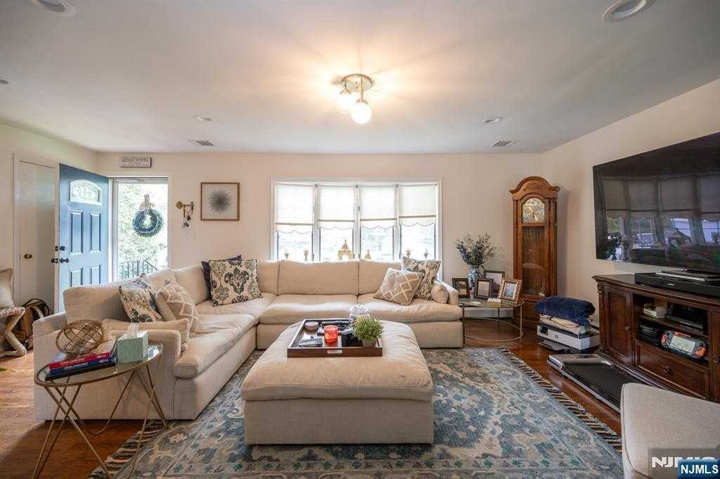508 Van Buren St - Photo 2 of 14