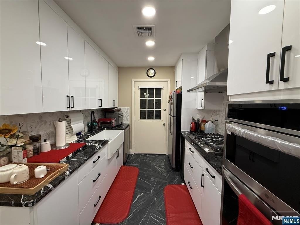 25-3 Tamaron Dr - Photo 4 of 15