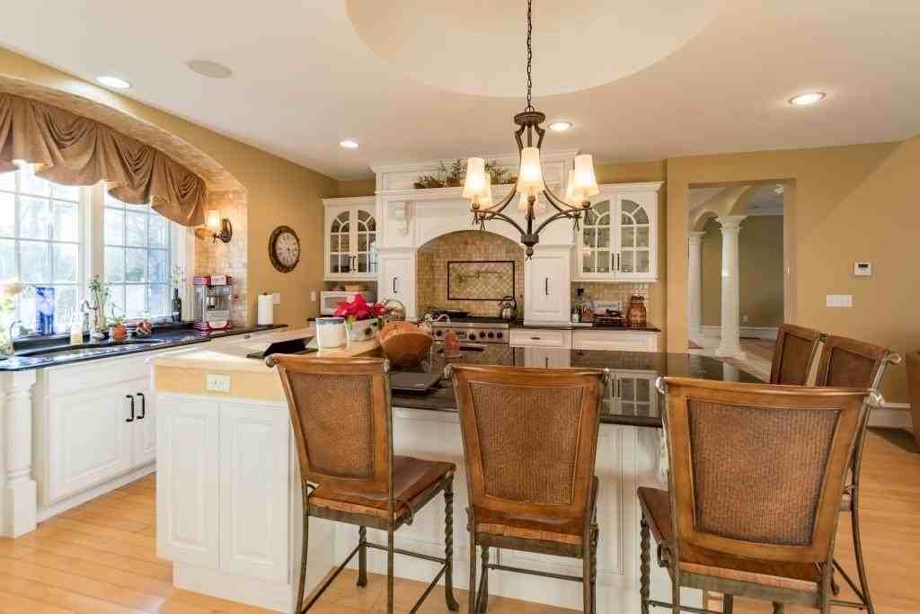 221 South Rd - Photo 4 of 12
