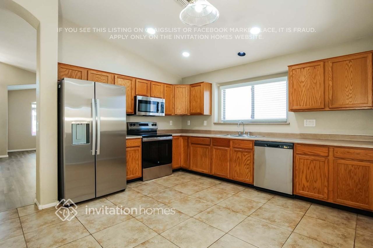16255 W Moreland St - Photo 5 of 17