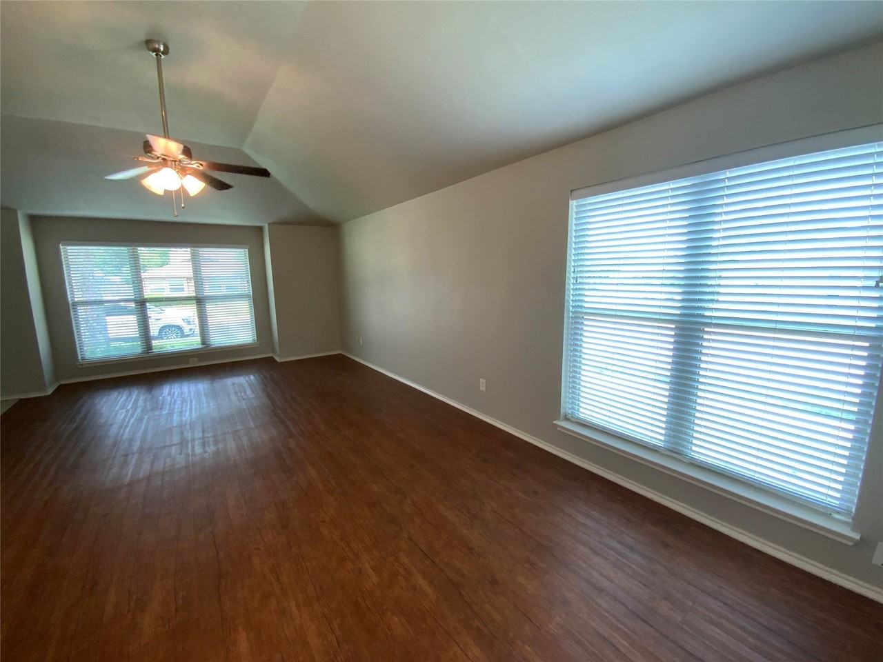 2316 Dalewood Ln - Photo 3 of 10