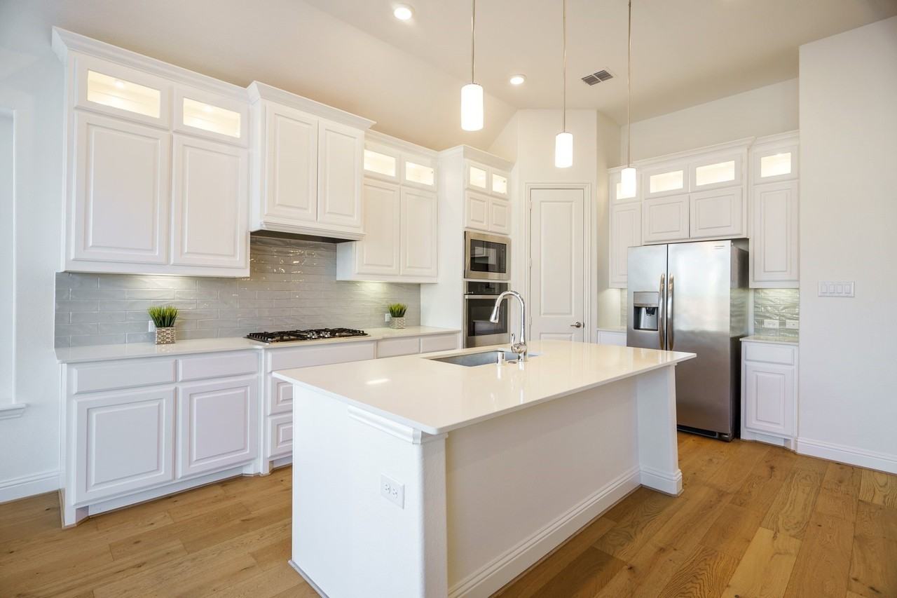 7470 Sanctuary Dr - Photo 7 of 37