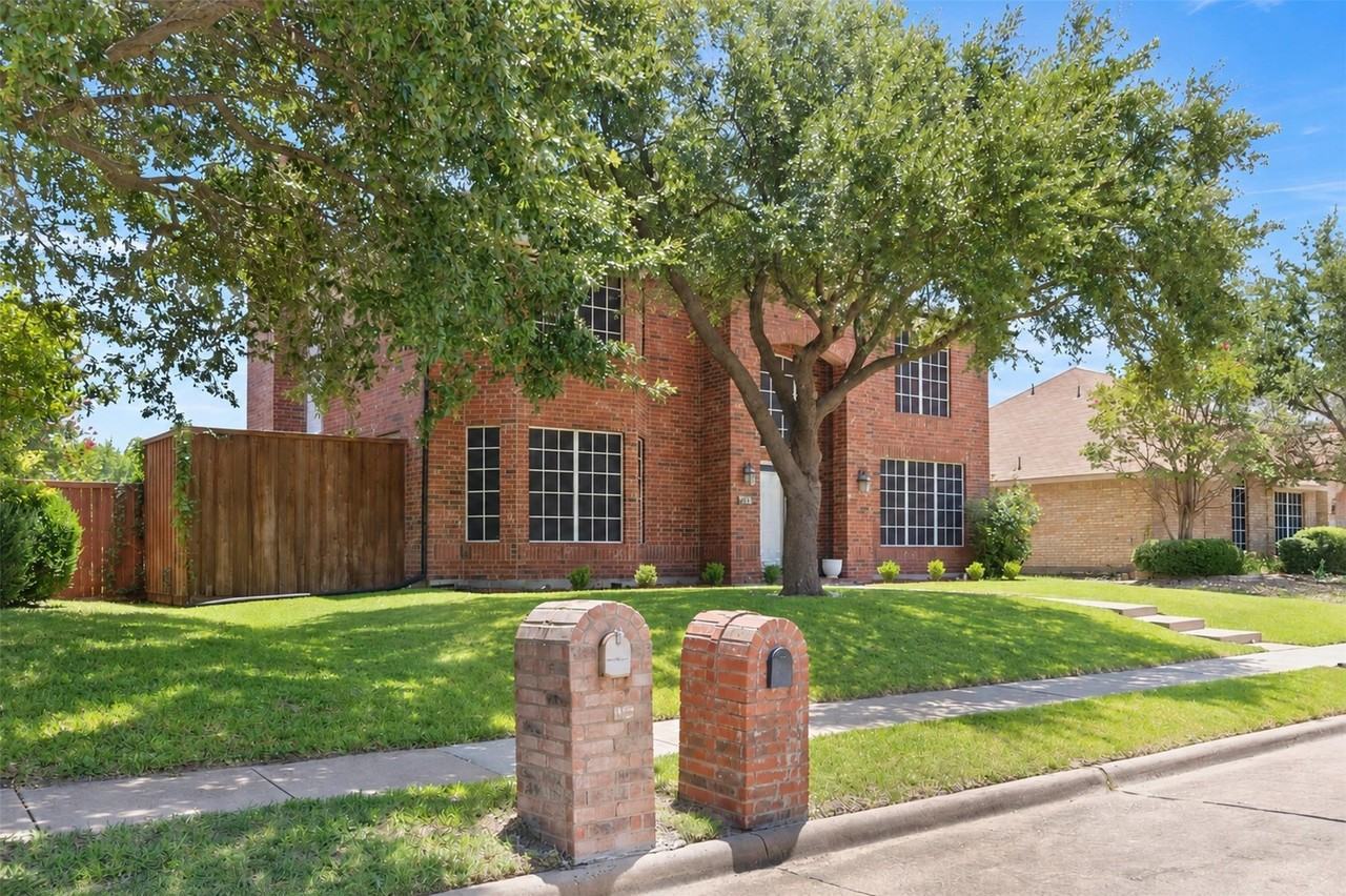 735 Yellowstone Dr - Photo 4 of 29