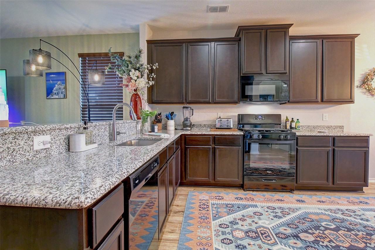 1409 Ellis Ln - Photo 7 of 25