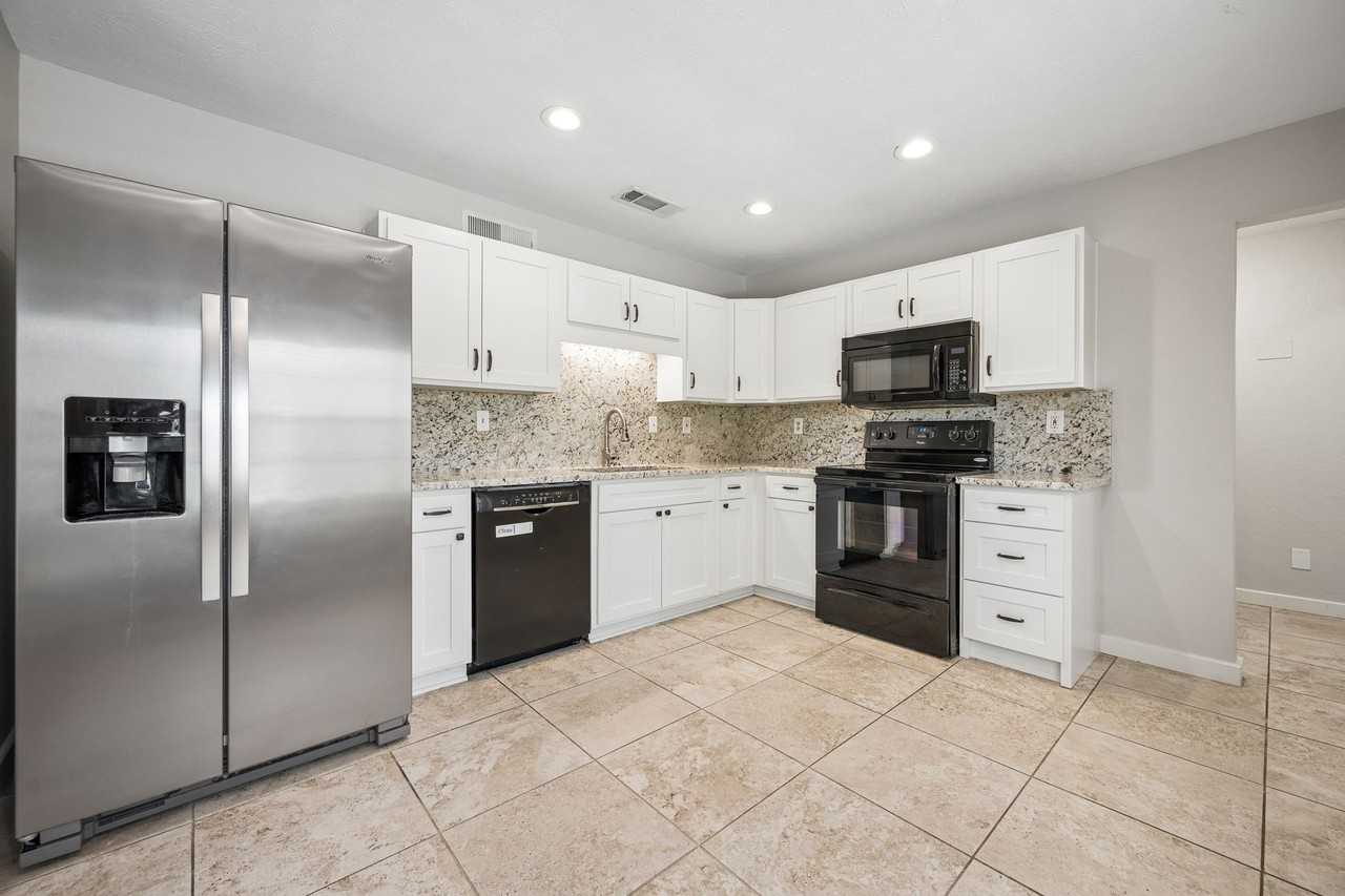 1313 Woodland Ct - Photo 7 of 27