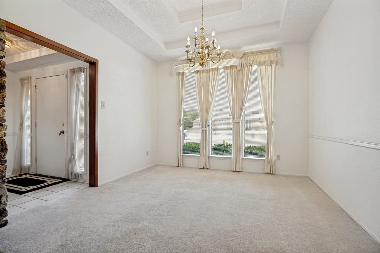 1423 Cassandra Cir - Photo 2 of 12