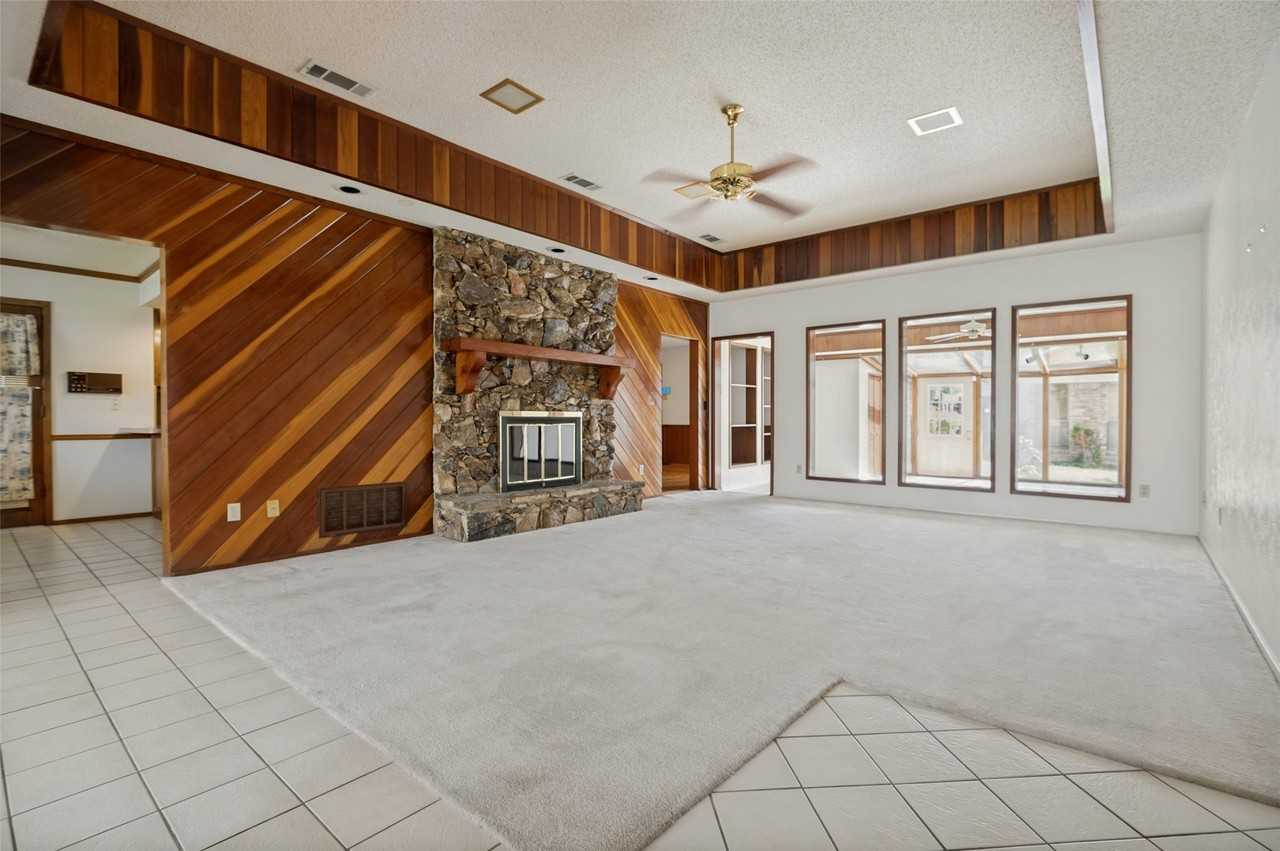 1423 Cassandra Cir - Photo 3 of 12