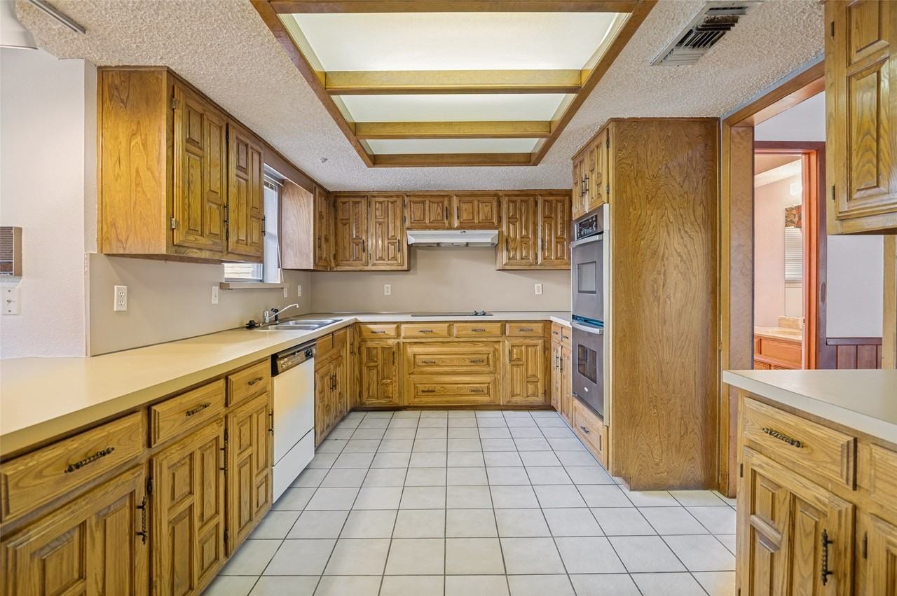 1423 Cassandra Cir - Photo 4 of 12
