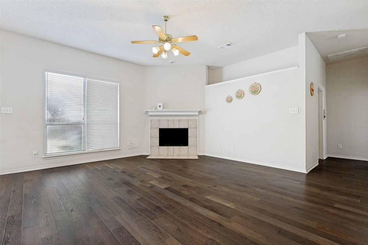 1524 Summerfield Dr - Photo 2 of 12