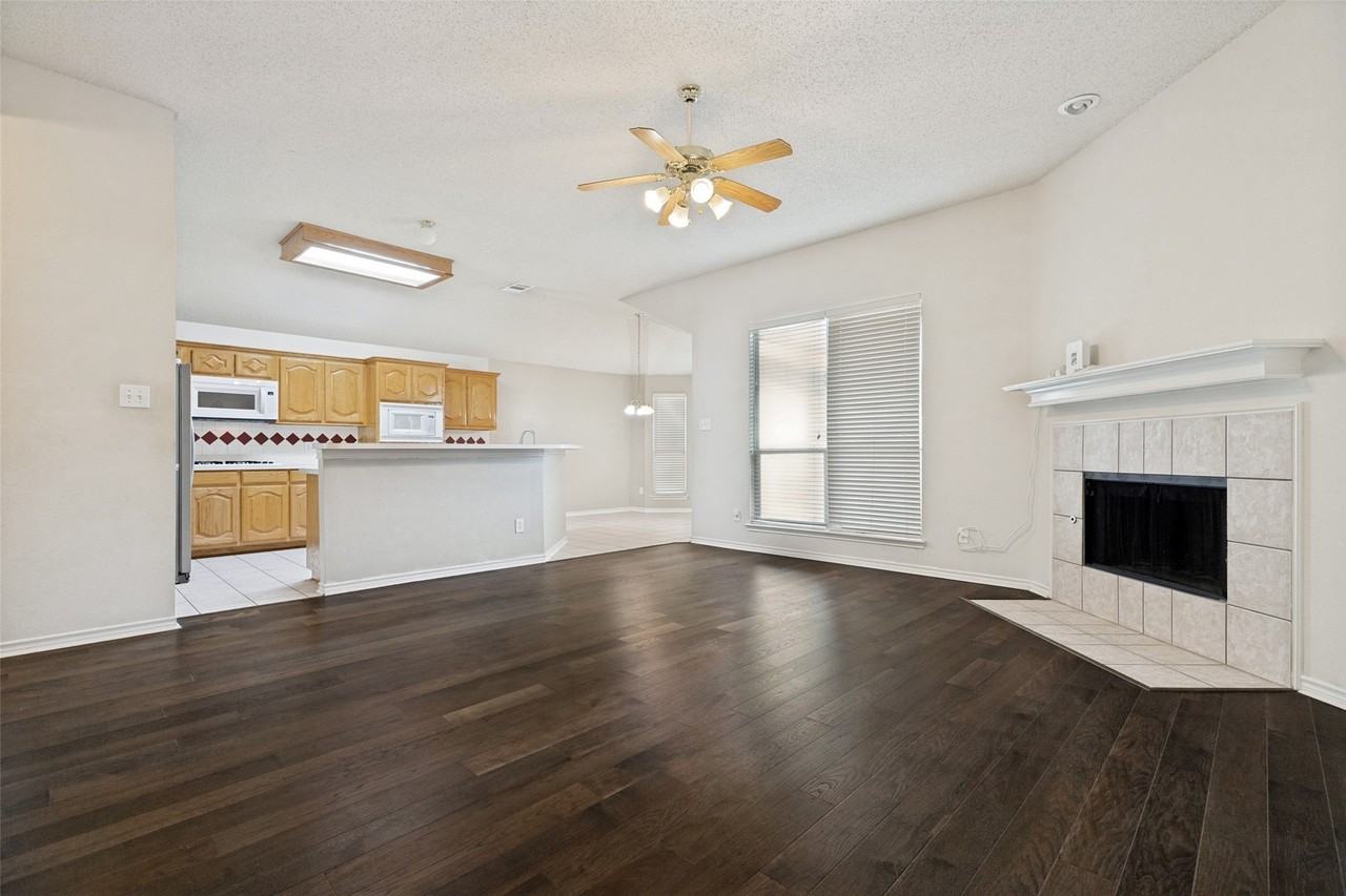 1524 Summerfield Dr - Photo 3 of 12