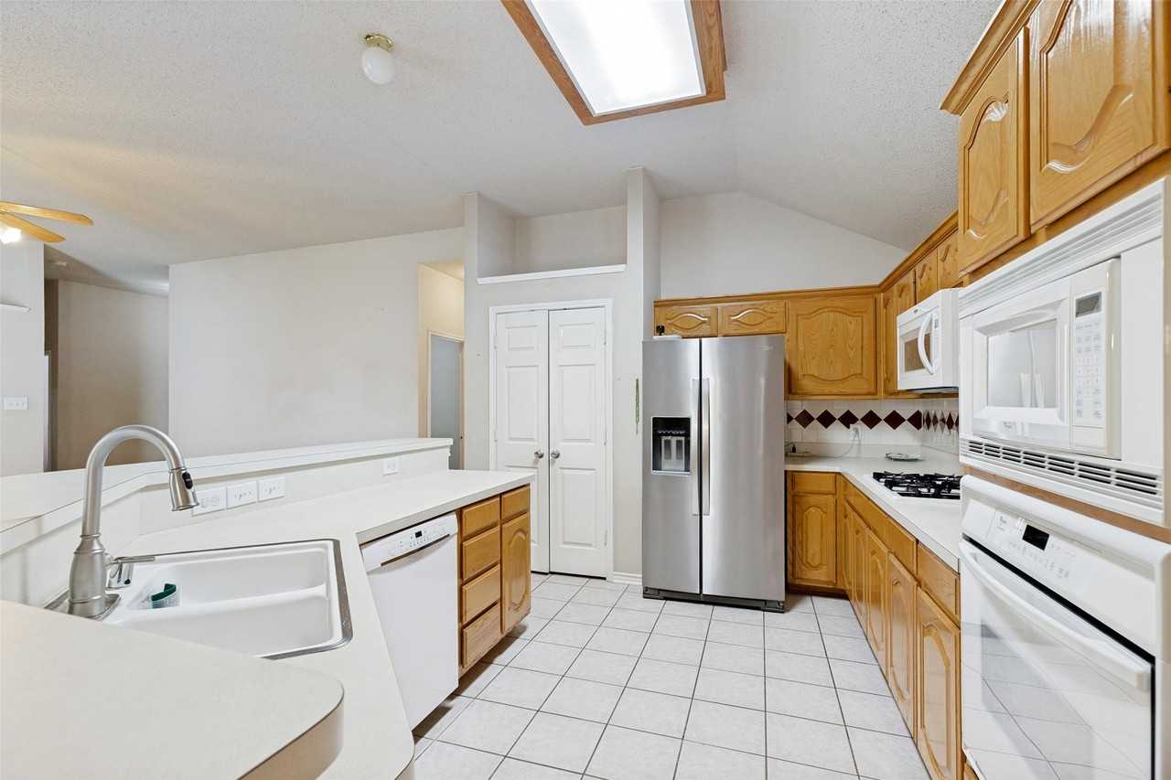 1524 Summerfield Dr - Photo 4 of 12