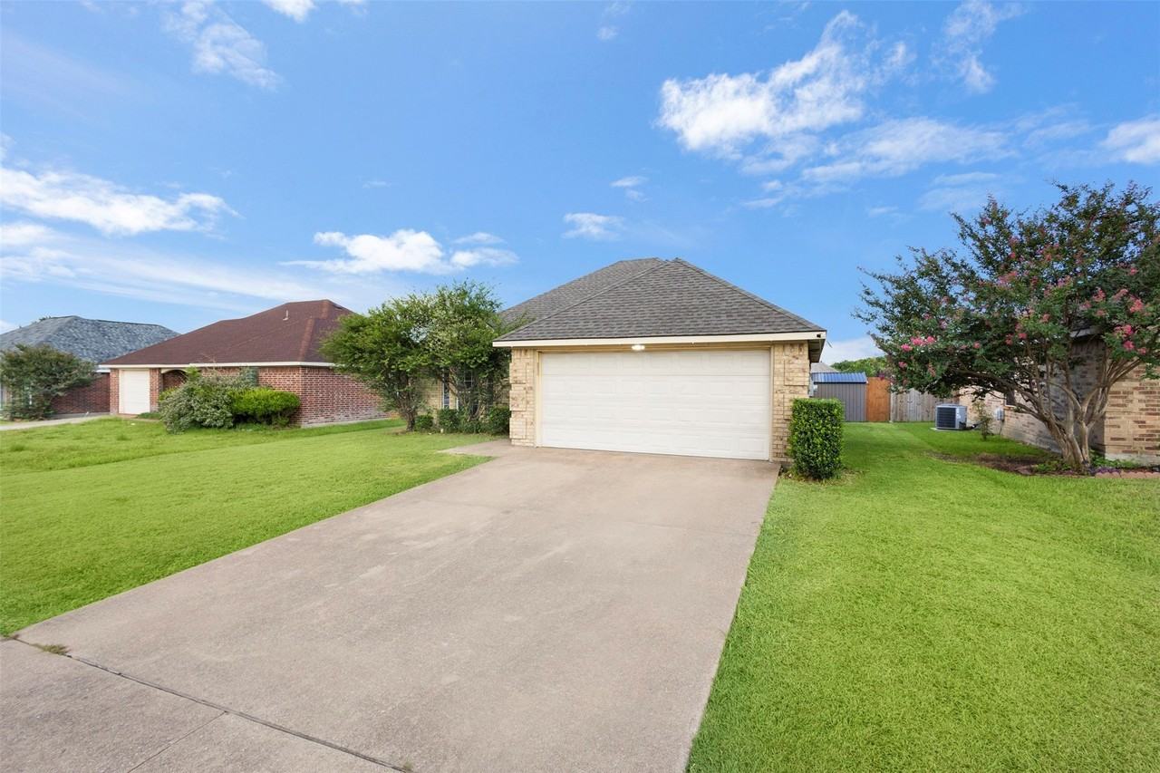 624 Jordan Ln - Photo 2 of 24