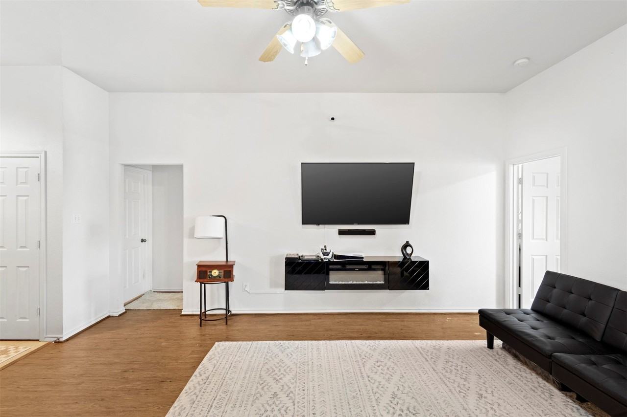 624 Jordan Ln - Photo 4 of 24