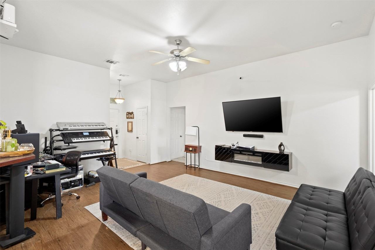 624 Jordan Ln - Photo 6 of 24