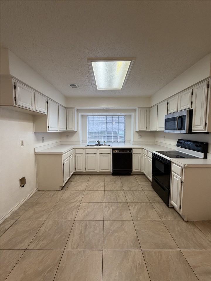 1426 Mapleview Dr - Photo 3 of 15