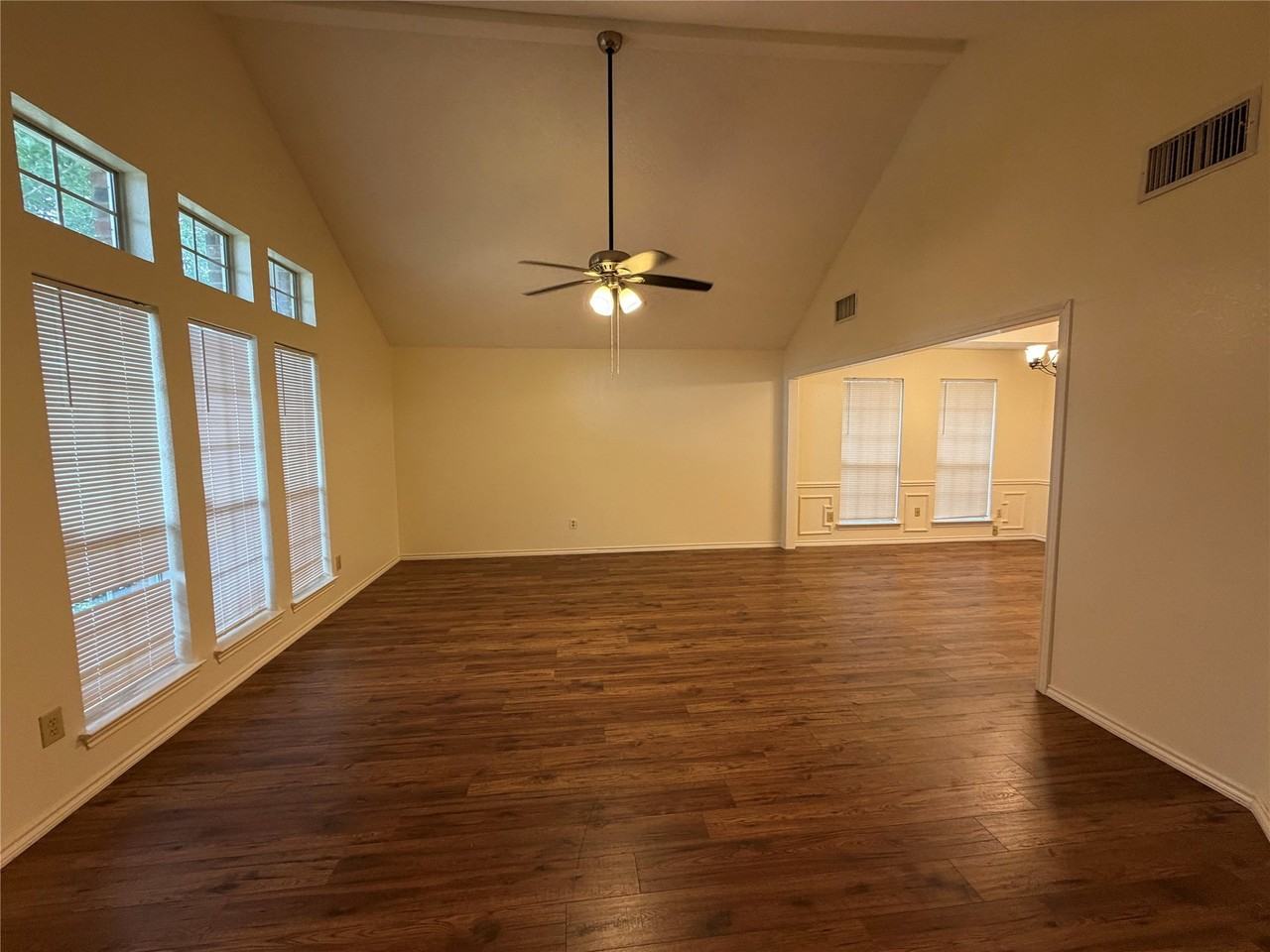 1426 Mapleview Dr - Photo 4 of 15