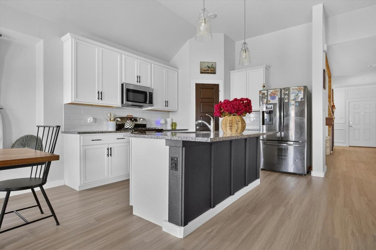1928 Blackbrush Dr - Photo 4 of 17