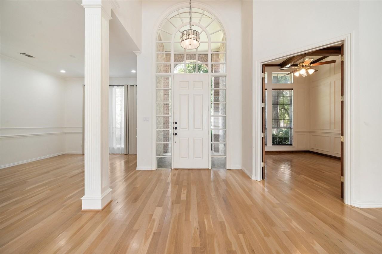 1004 Chimney Hill Trl - Photo 3 of 37