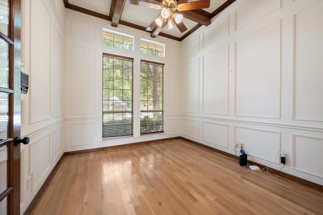 1004 Chimney Hill Trl - Photo 4 of 37