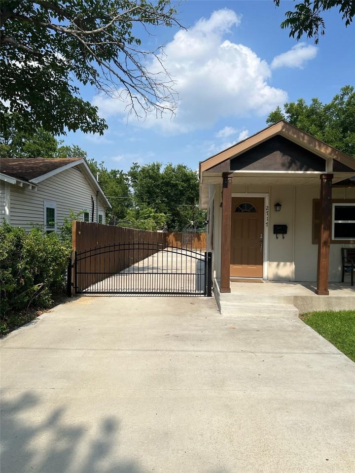 2717 Townsend Dr - Photo 2 of 40