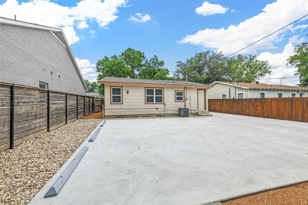 2717 Townsend Dr - Photo 3 of 40