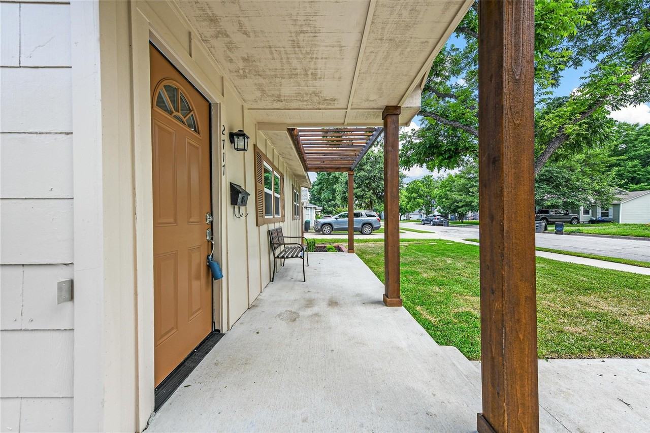 2717 Townsend Dr - Photo 5 of 40