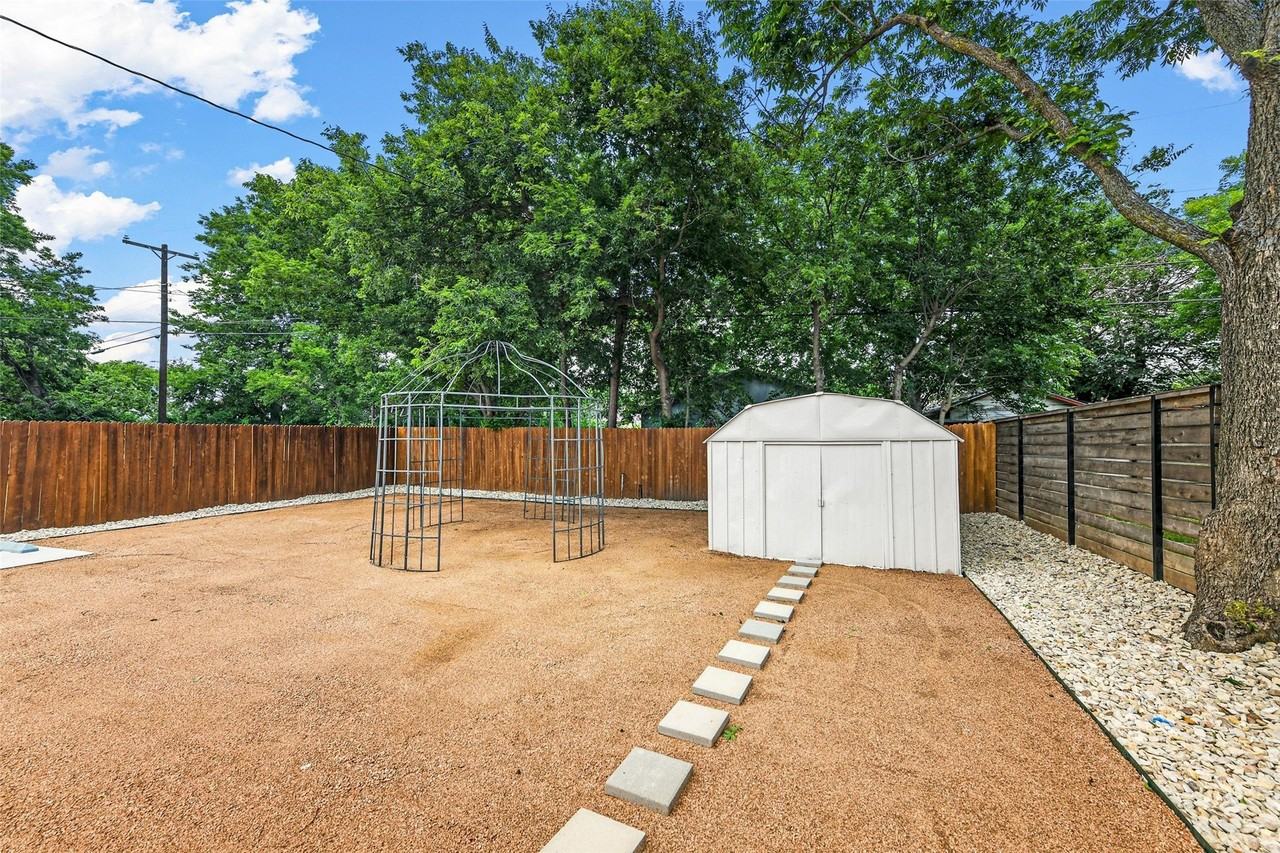 2717 Townsend Dr - Photo 6 of 40