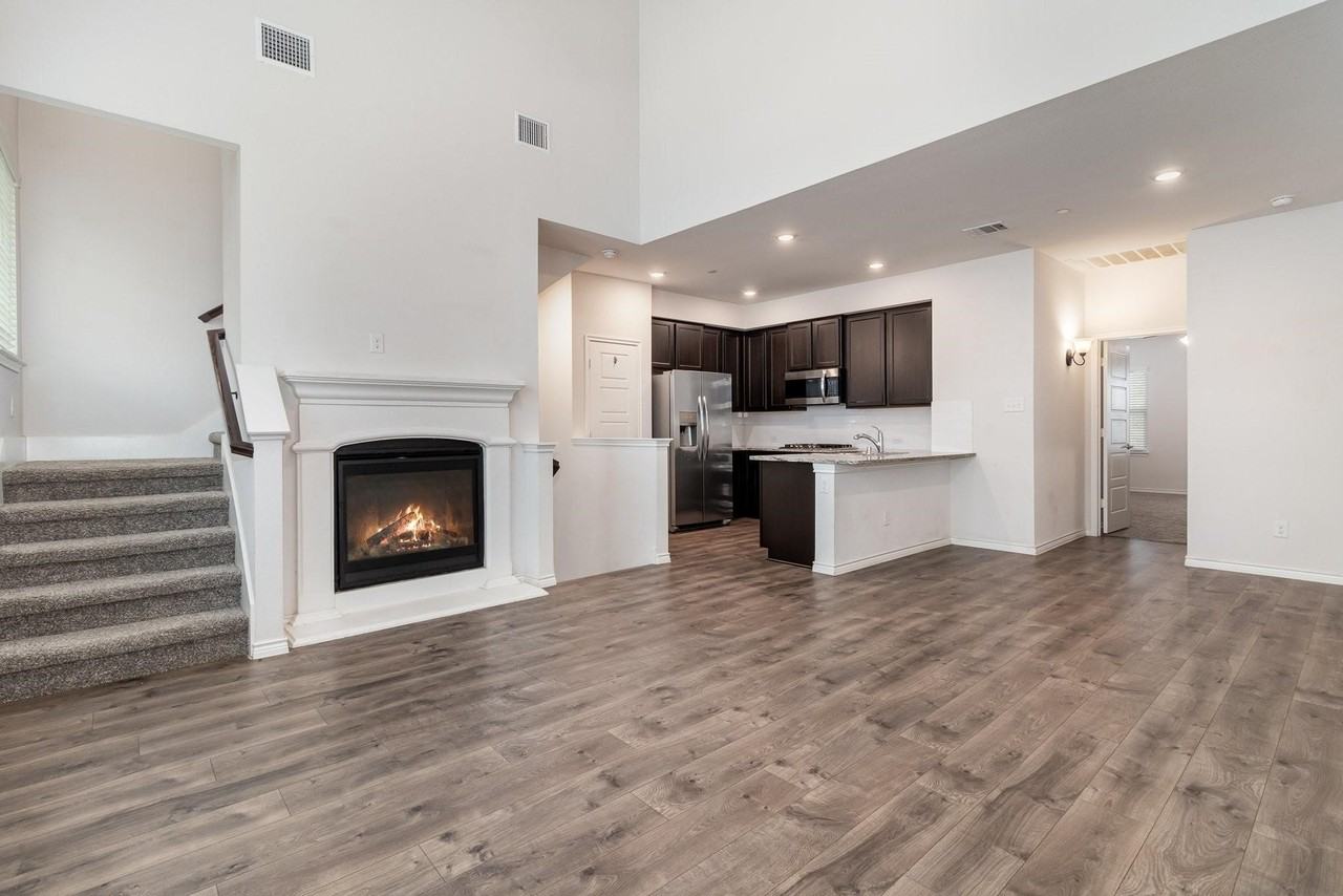 2413 Siskiyou St - Photo 2 of 26