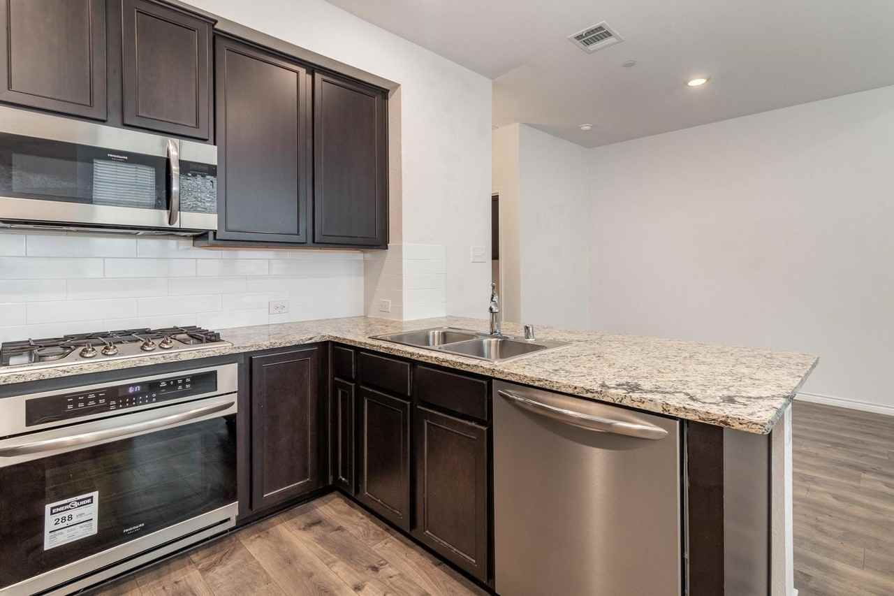 2413 Siskiyou St - Photo 4 of 26