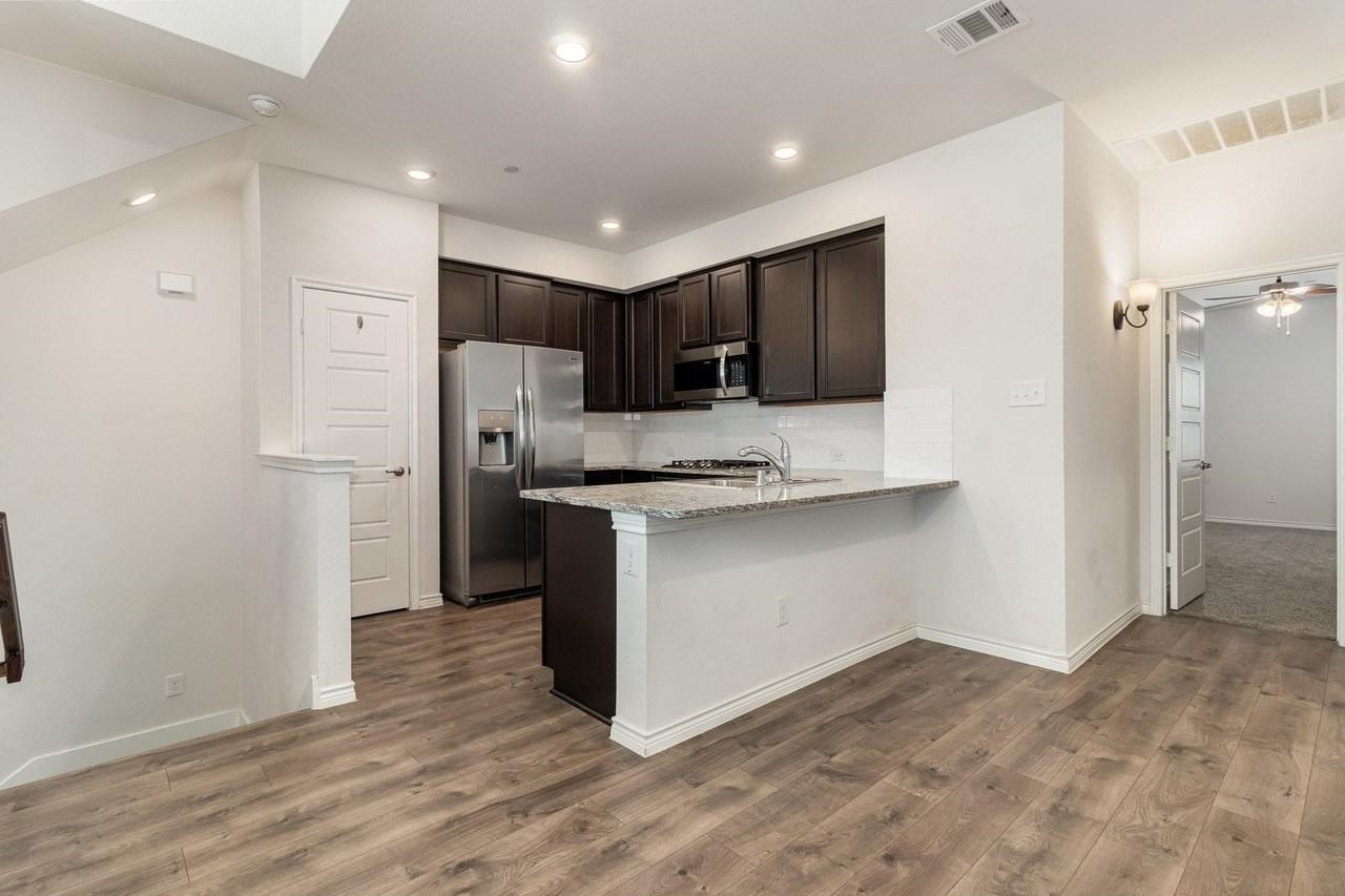 2413 Siskiyou St - Photo 5 of 26
