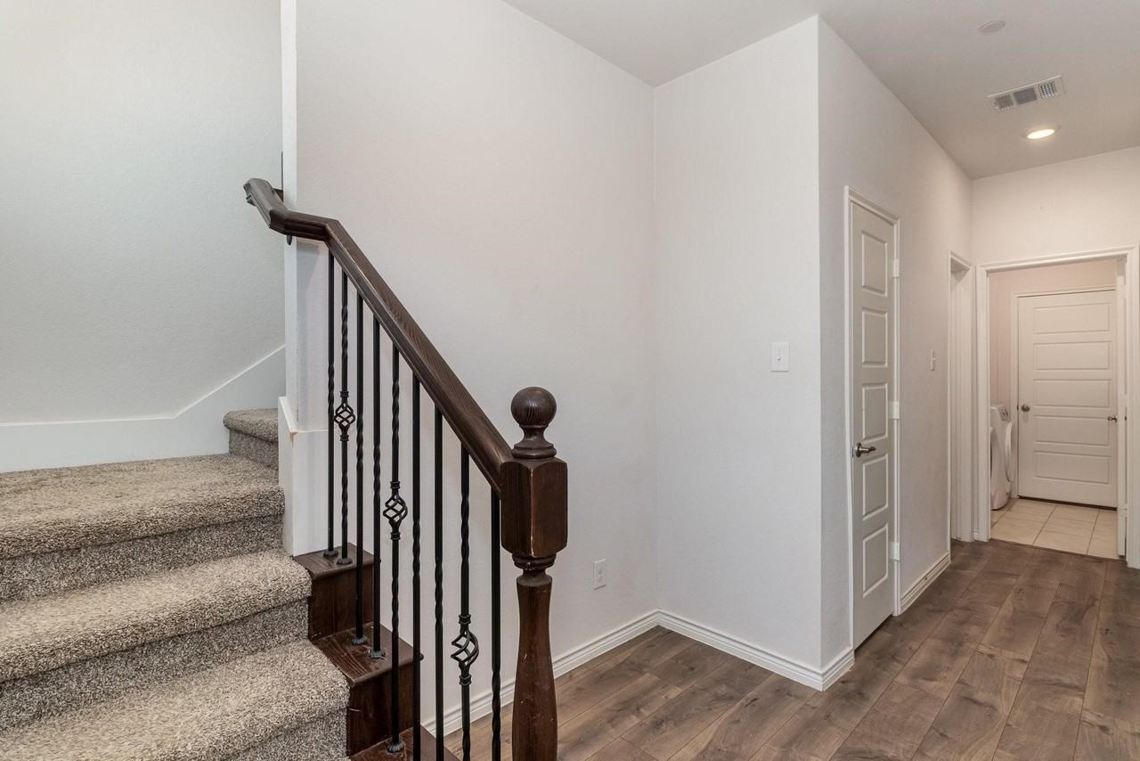 2413 Siskiyou St - Photo 6 of 26