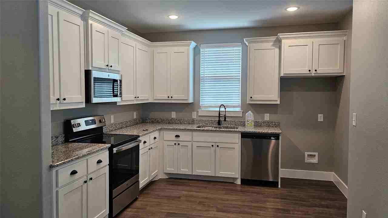 931 W Elm St - Photo 7 of 22