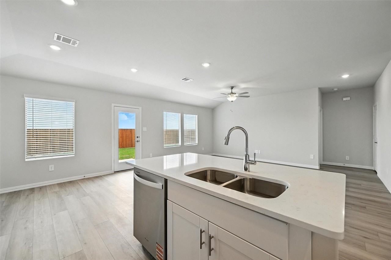 6629 Coyote Valley Trl - Photo 7 of 20
