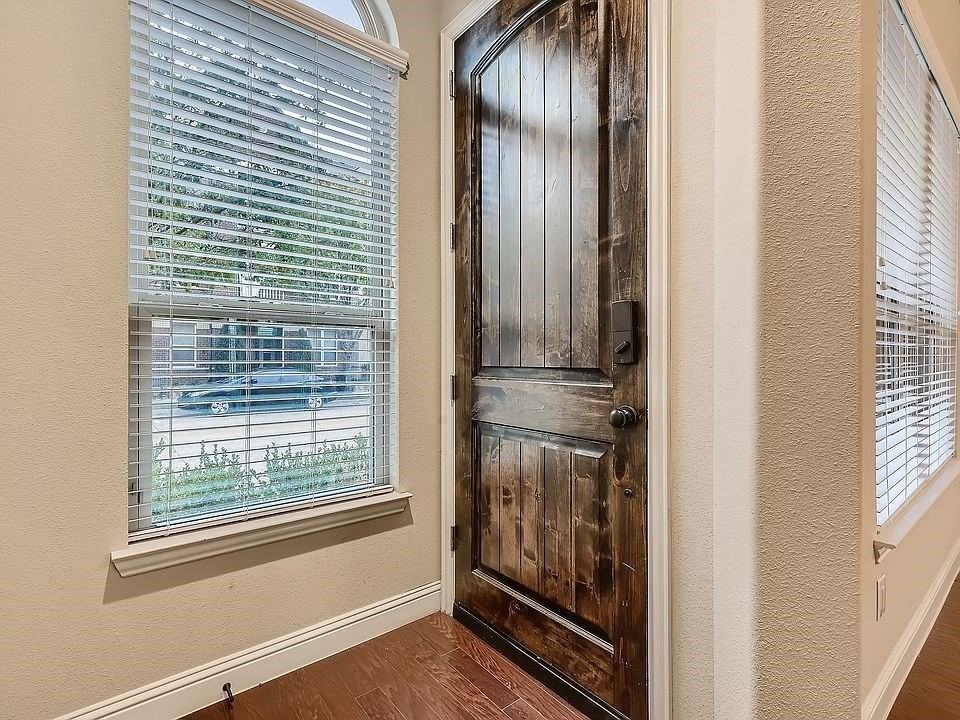 4113 Broadway Ave - Photo 3 of 37