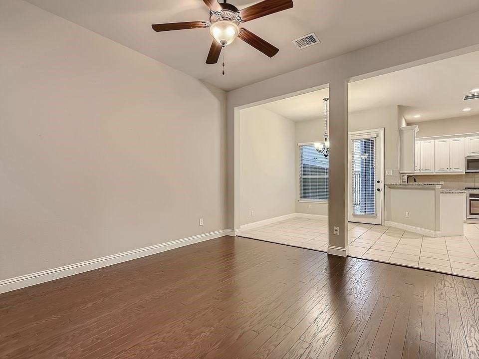 4113 Broadway Ave - Photo 5 of 37