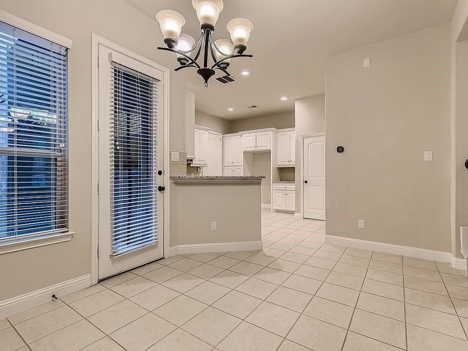 4113 Broadway Ave - Photo 6 of 37