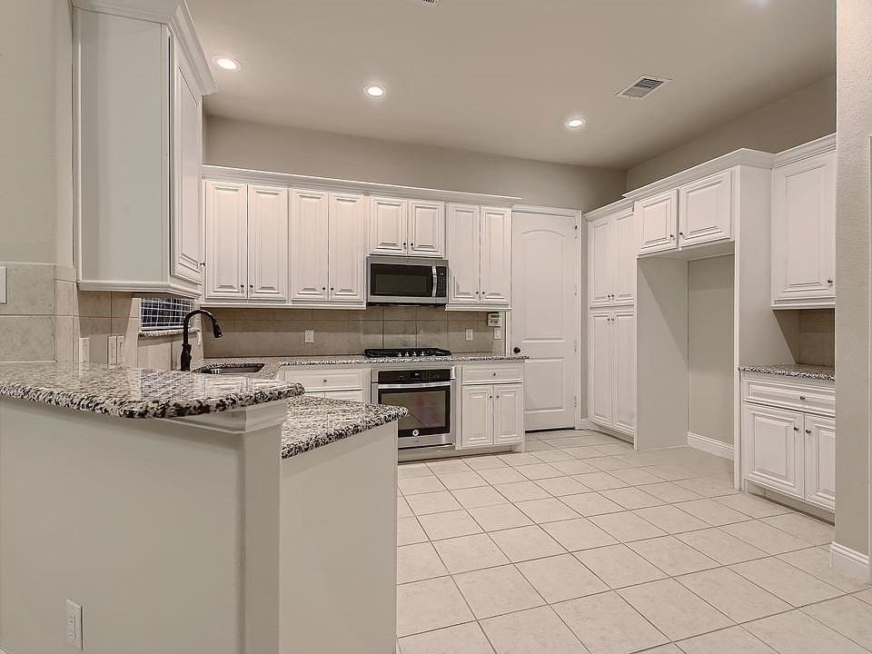 4113 Broadway Ave - Photo 7 of 37