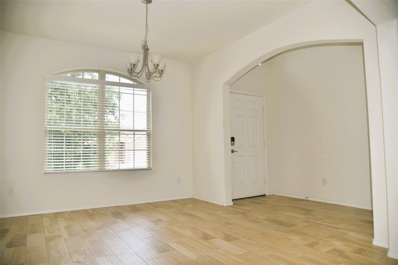 1405 Acmite Ave - Photo 3 of 24