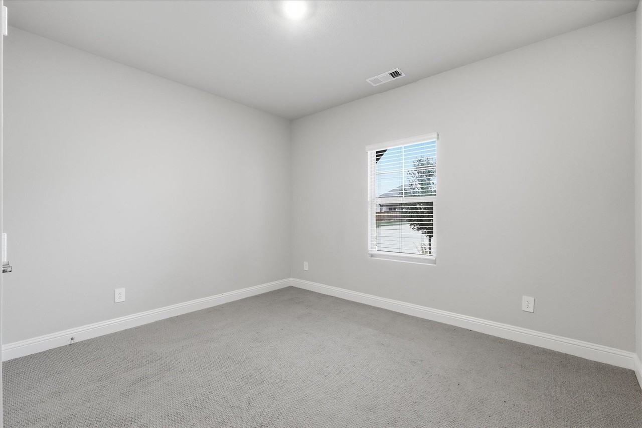 1213 Birchwood Ln - Photo 5 of 34
