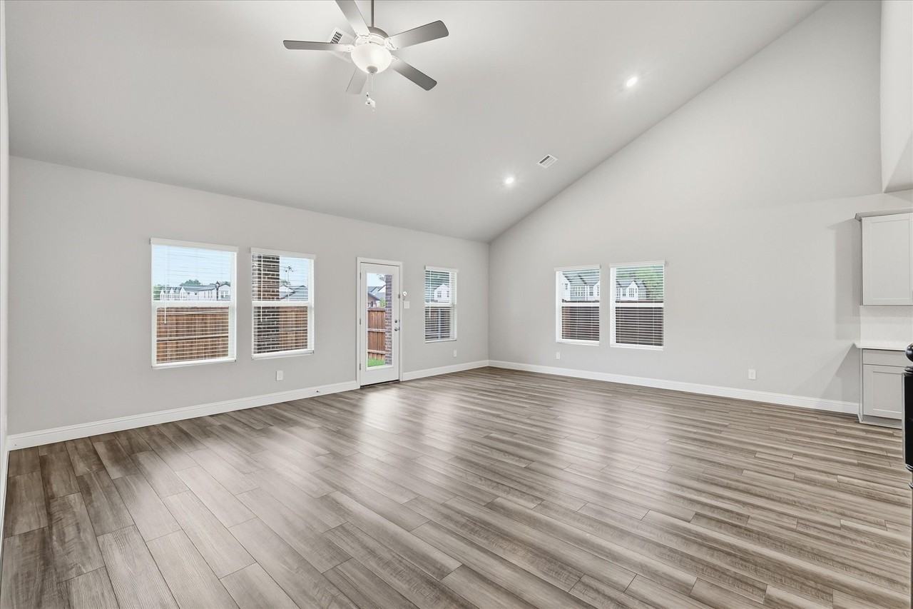 1213 Birchwood Ln - Photo 7 of 34