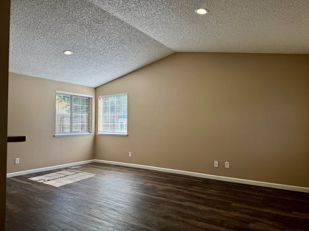 289 Sarah Dr - Photo 2 of 19
