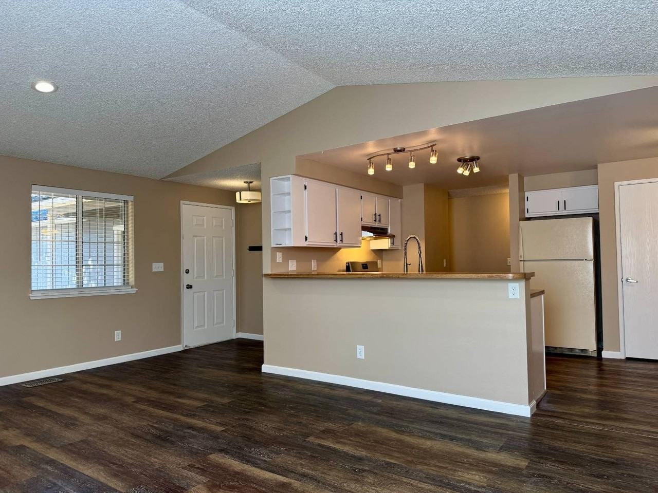 289 Sarah Dr - Photo 3 of 19