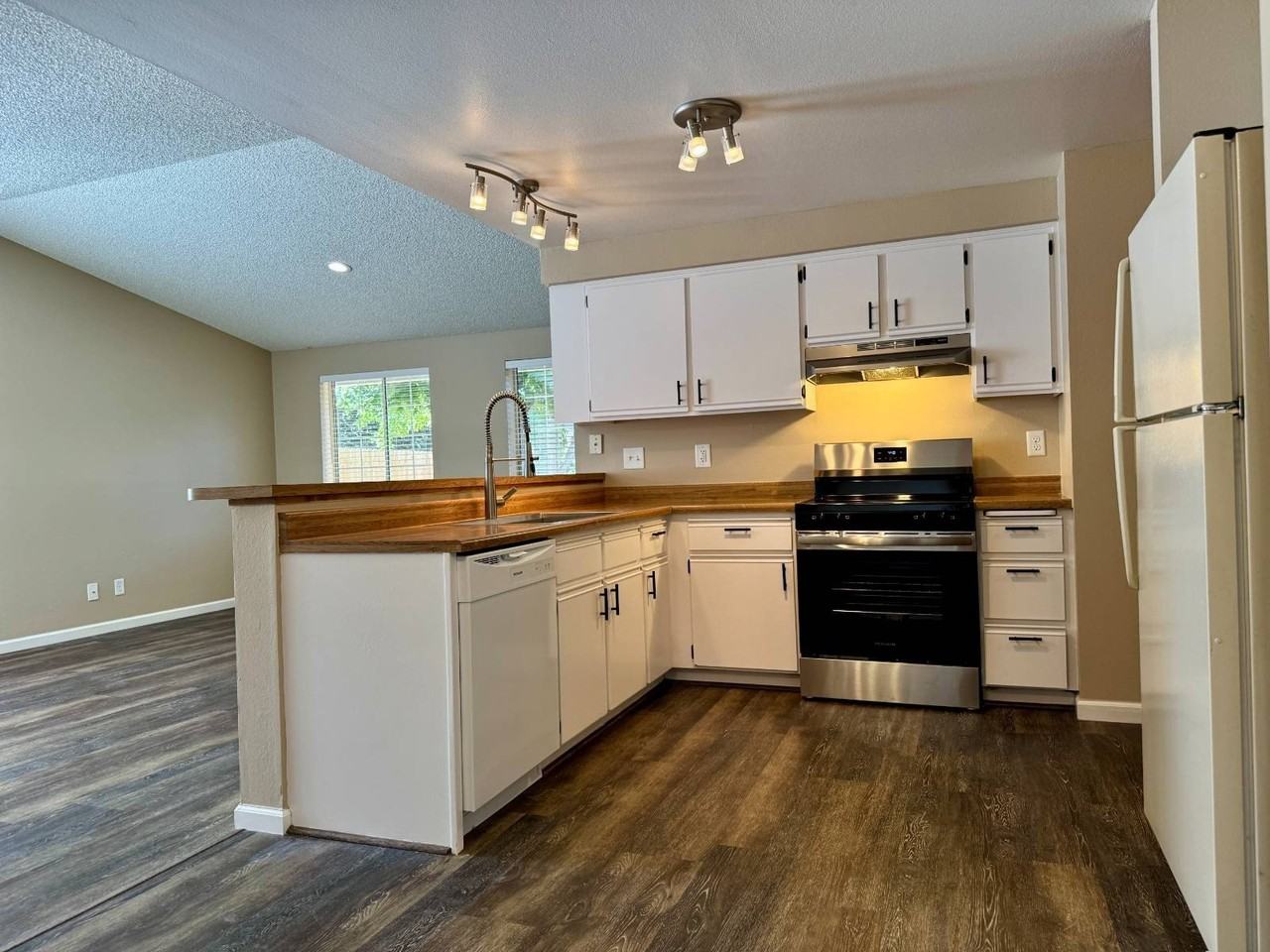 289 Sarah Dr - Photo 4 of 19