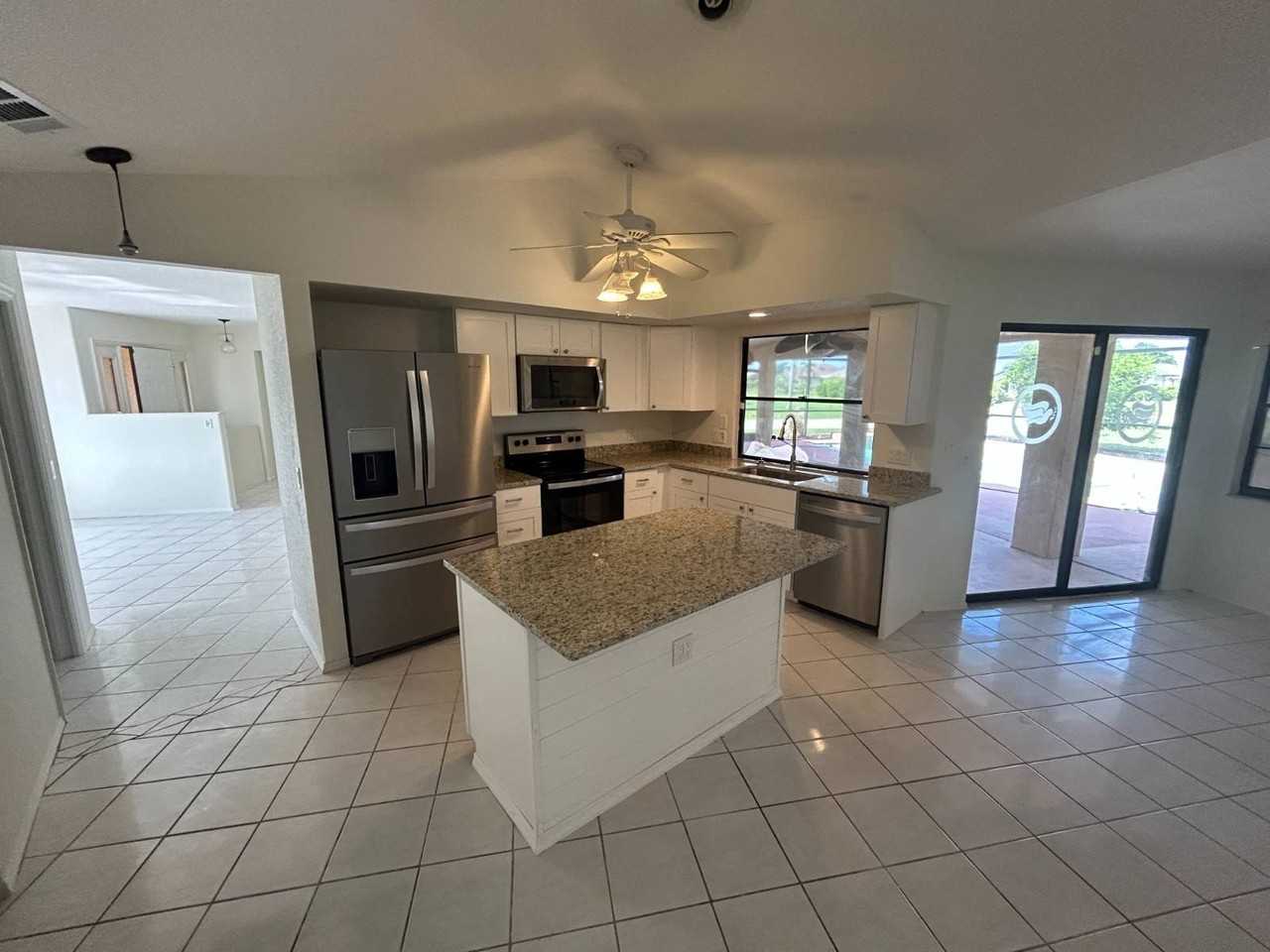 2093 Rio De Janeiro Ave - Photo 4 of 15