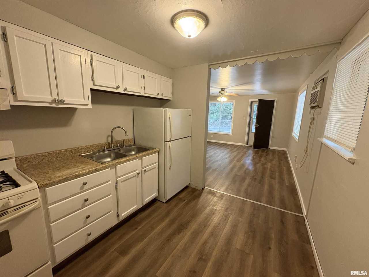 110 Oakdale St - Photo 4 of 6