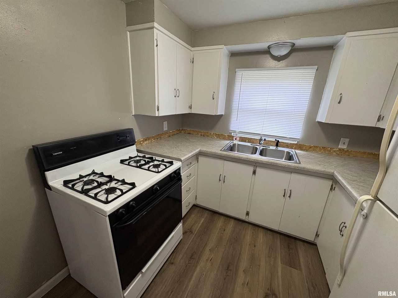 1404 N Broadway St #A - Photo 4 of 9