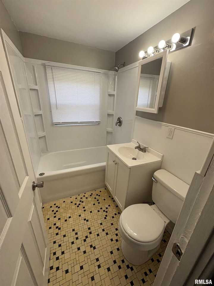 1404 N Broadway St #A - Photo 7 of 9