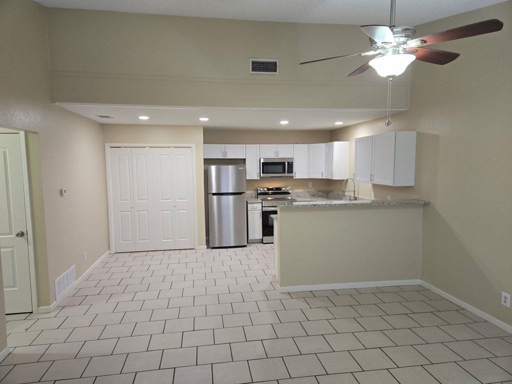 123 N Glenwood Dr #B - Photo 3 of 17