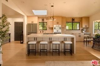 7802 Torreyson Dr - Photo 4 of 8